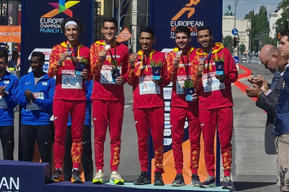 El equipo masculino español, en el podio con la medalla de bronce.