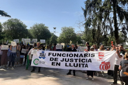 Un moment de la protesta dels funcionaris de justícia a Lleida.