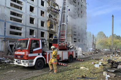 Estat en què va quedar un dels edificis de Zaporíjia bombardejats.