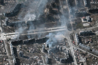 Voluntaris cobreixen amb sacs terrers els monuments de Kíiv per protegir-los dels atacs.