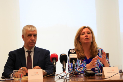 La degana del Col·legi d'Enginyers Agrònoms de Catalunya, Conxita Villar, i el vicepresident de la Comissió de l'Aigua del COEAC, Ignasi Servià, en una roda de premsa.