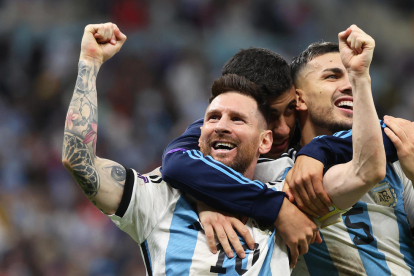 Messi es abrazado por sus compañeros, celebrando la clasificación para las semifinales.