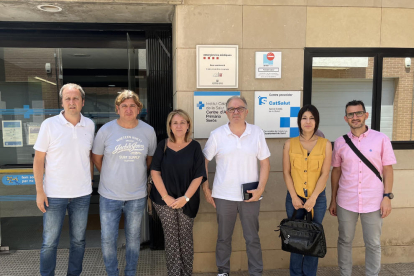 Los acaldes de La Granja, Maials, Aitona, Massalcoreig, Almatret y un edil de Seròs, ayer ante el CAP.