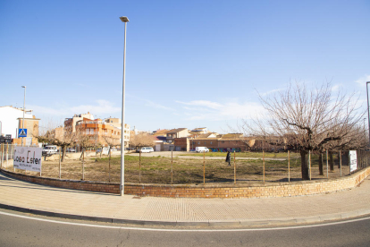 El solar s’ubica al centre urbà, al costat de la guarderia municipal Ralet Ralet.