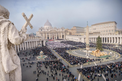 Unes 50.000 persones van assistir al funeral per acomiadar Benet XVI a la plaça Sant Pere del Vaticà.