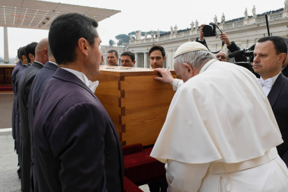 Unas 50.000 personas asisstieron al funeral para despedir a Benedicto XVI celebrado en la plaza de San Pedro del Vaticano.