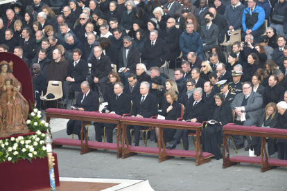 Unas 50.000 personas asisstieron al funeral para despedir a Benedicto XVI celebrado en la plaza de San Pedro del Vaticano.