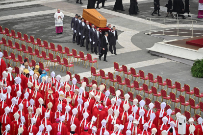 Unas 50.000 personas asisstieron al funeral para despedir a Benedicto XVI celebrado en la plaza de San Pedro del Vaticano.