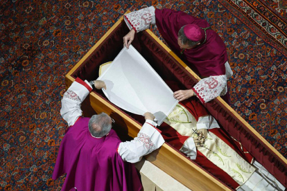 Unas 50.000 personas asisstieron al funeral para despedir a Benedicto XVI celebrado en la plaza de San Pedro del Vaticano.