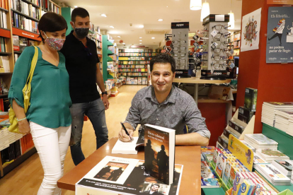 L’escriptor Rafa Melero, firmant exemplars fa dos anys de la seua anterior novel·la, ‘Efecto colateral’.