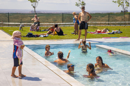 Bañistas de todas las edades esta semana en las piscinas de Benavent de Segrià, las últimas estrenadas este verano en Lleida.