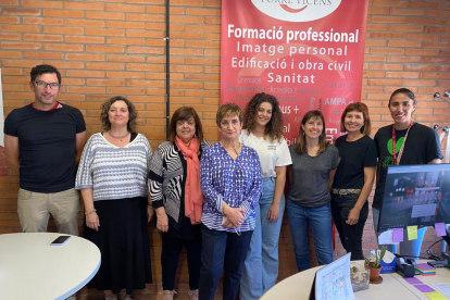 L’equip del departament d’Orientació i la directora de l’institut.