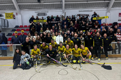 Victòria Porta supera la jugadora local Aimee Blackman, en una acció del partit.