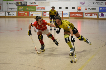 Victòria Porta supera la jugadora local Aimee Blackman, en una acció del partit.