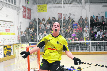 Victòria Porta supera la jugadora local Aimee Blackman, en una acció del partit.