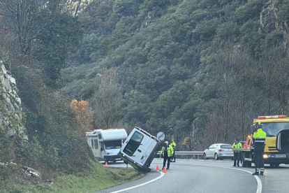 Imatge de l’accident d’ahir al matí entre Rialp i Llavorsí.