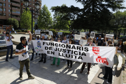 Concentración ayer de funcionarios de Justicia delante de la subdelegación del Gobierno en Lleida. 