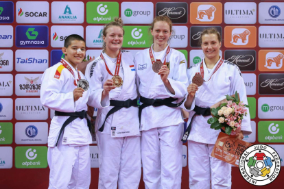 Tsunoda, a l’esquerra, al podi amb la medalla de plata.