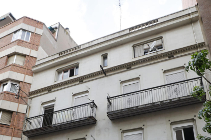 Fachada del número 23 de Comtes d’Urgell, bloque que ha sido totalmente vandalizado.