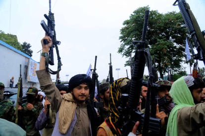 Los talibanes celebran el primer aniversario de la toma del poder cerca de la exembajada de EEUU.