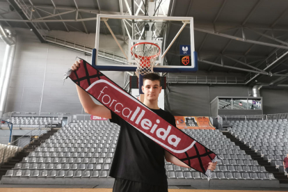 David Castellnou posa amb la bufanda del seu nou club al parquet del Barris Nord.