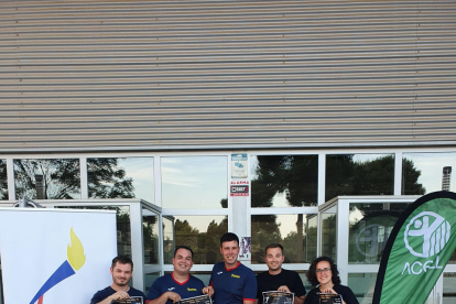 Autoridades, responsables de ACELL y Futsal Lleida, y jugadores del equipo inclusivo ayer en la Diputación.