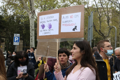 Docents durant la manifestació a Barcelona en el quart dia de vaga.