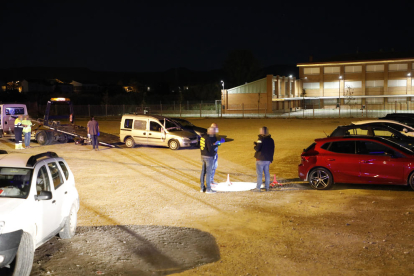 Investigadors dels Mossos d’Esquadra diumenge a la nit al lloc del crim.