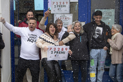 Amics i veïns es van reunir a l’administració número 1 d’Alcarràs per celebrar que tornava a repartir la sort.