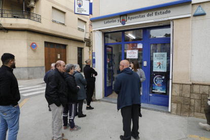 Amigos y vecinos se reunieron en la Administración número 1 de Alcarràs para celebrar que volvía a repartir la suerte.