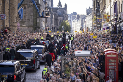 Cortejo fúnebre. Parte de la familia real británica acompañó el féretro de Isabel II de camino a St. Giles