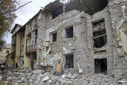 Un edificio residencial dañado ayer después de un bombardeo en Járkov, en el noreste de Ucrania.