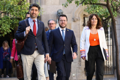 Puigneró, Aragonès y Vilagrà, que celebraron el aval a la ley, saliendo ayer del Consell Executiu.