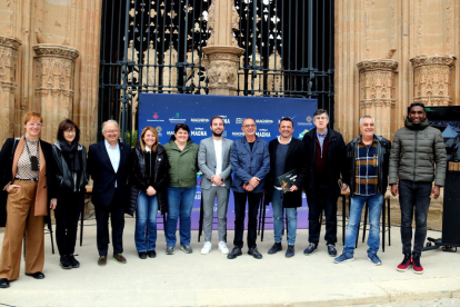 Els responsables de les empreses promotors i representants d'institucionals lleidatanes, en la presentació de la 1a edició del Magnífic Fest a la porta dels Apòstols de la Seu Vella de Lleida