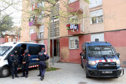 Dues furgones i diversos agents dels Mossos en una de les entrades al barri de la Mina