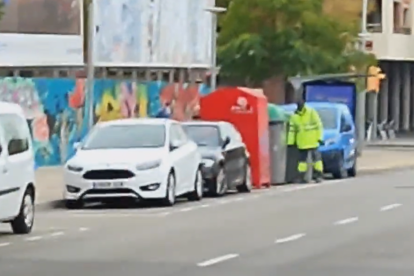 Acusan a trabajadores de Ilnet de tirar basura a la calle en Lleida y la Paeria lo investigará