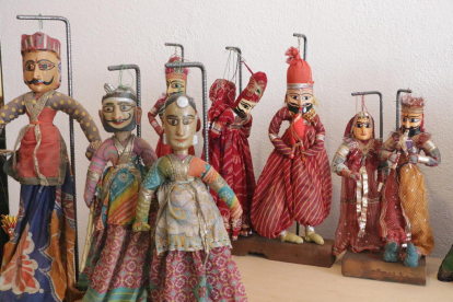 Algunos de los títeres de la colección de la Galiot Teatre que se pueden ver en una exposición en el Museu de Lleida.