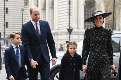 Isabel II exhibe su apoyo al príncipe Andrés en tributo al duque de Edimburgo