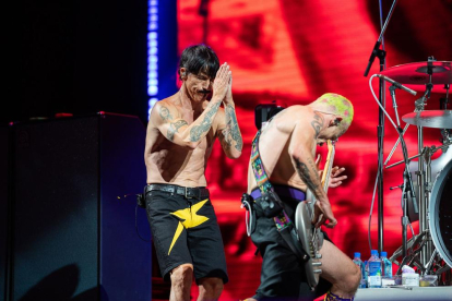 El vocalista Anthony Kiedis (esquerra) i el baix elèctric Flea durant un concert de la banda de rock Red Hot Chili Peppers, ea l'Estadi Olímpic de Barcelona.