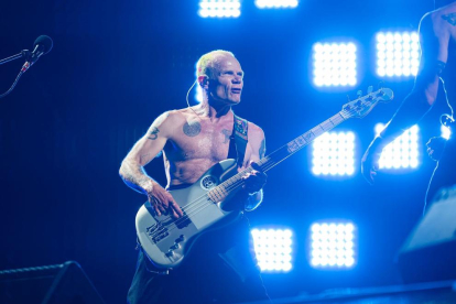 El bajo eléctrico Flea durante el concierto de la banda de rock Red Hot Chili Peppers en el Estadi Olímpic de Barcelona.