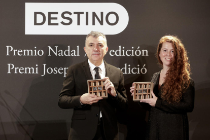 Manuel Vilas y Gemma Ventura posan con sus respectivos premios durante la gala en Barcelona.