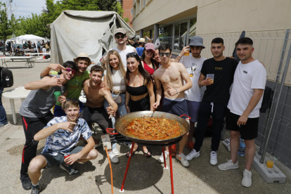 Alguns dels estudiants que van participar ahir en el concurs de paelles de l’Agrònom de Ferro.