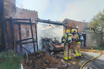 Imatge de la columna de fum (esquerra) i de dos bombers treballant en l’extinció del foc (dreta).