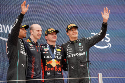 Lewis Hamilton, David Mart (Red Bull), Max Verstappen i George Russell, al podi de Montmeló.