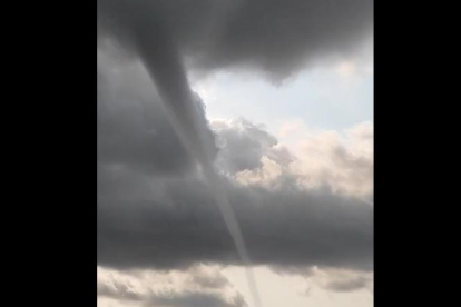 El tornado que un usuario de Twitter ha grabado frente de la costa de Mont-roig (Tarragona).