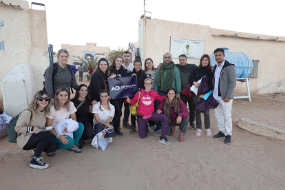 Foto de família de tota la delegació sanitària que incloïa metges, infermeres i un fisioterapeuta.