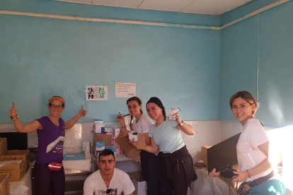 Foto de familia de toda la delegación sanitaria que incluía médicos, enfermeras y un fisioterapeuta.