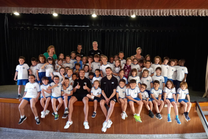 Visita al col·legi Lestonnac - Dins de la campanya del Força Lleida a les escoles, els jugadors del primer equip Diogo Brito i Marko Bakovic, l’entrenador Gerard Encuentra i el director esportiu Joaquín Prado han visitat aquesta setmana els al ...