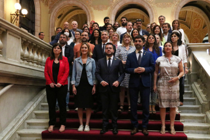 El presidente del Govern, Pere Aragonès, con más representantes del ejecutivo, y de los grupos parlamentarios de PSC-Units, ERC, Junts y En Común Podem, en las escaleras del Parlament después de aprobar la ley del catalán para responder a la sentencia del 25%.