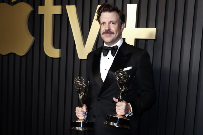 L'actor nord-americà Jason Sudeikis posa amb els Premis Emmy a 'Sèrie de Comèdia d'Actor Principal' i 'Sèrie de Comèdia Destacada'.